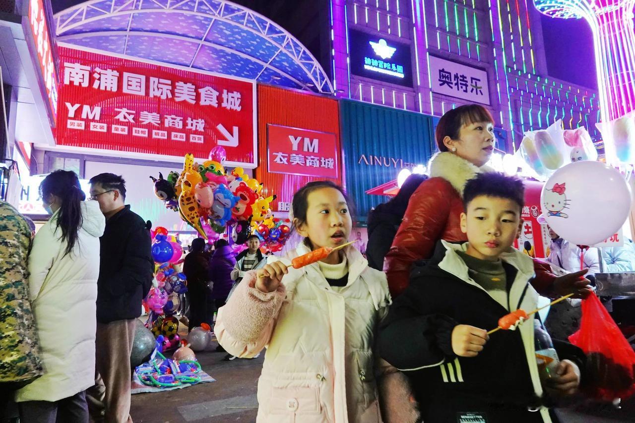 2025年春节年三十、初一鄂州随拍。
金蛇献瑞，福报满园！在此恭祝朋友们多喜乐，