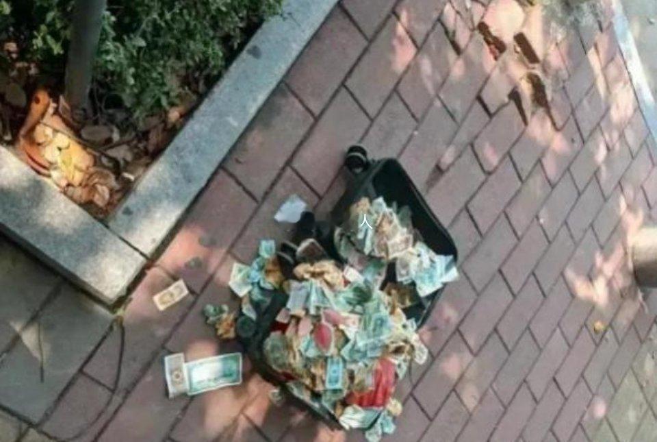 下班路过看到的，谁家的钱过期了，当垃圾扔，捡起来有收藏价值吗？ 