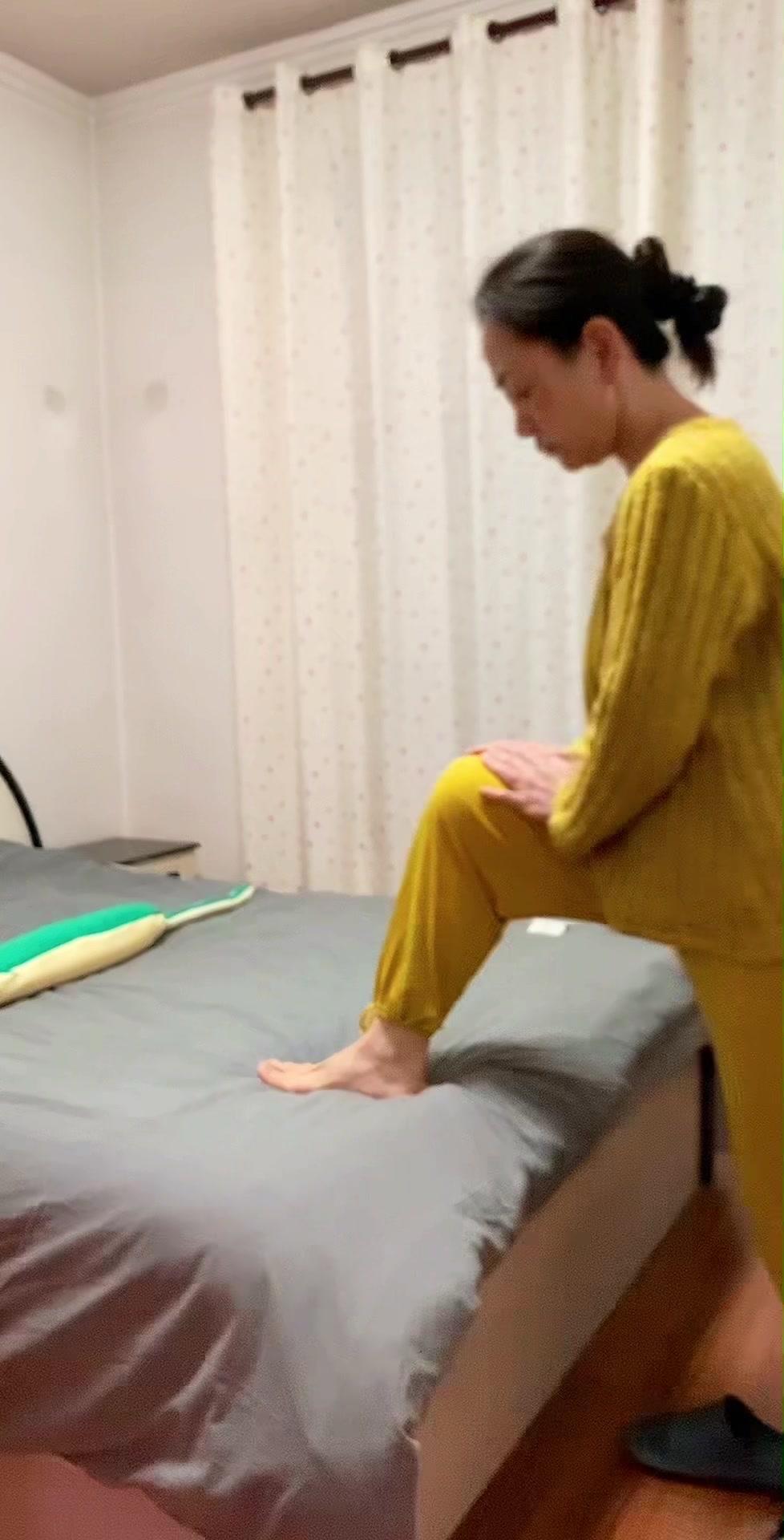 别小瞧这个动作，每天坚持做，膝盖脚踝的活动度就能打开，走路和上下楼梯都会越来越轻