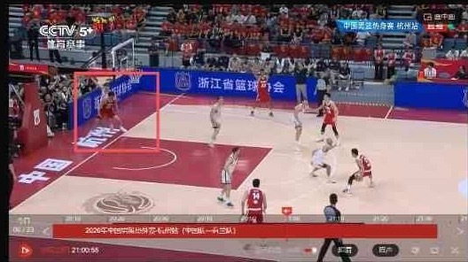这球杨瀚森卡位都卡到底线外面去了，球依然没传进来。这个画面真的太滑稽了…中国男篮