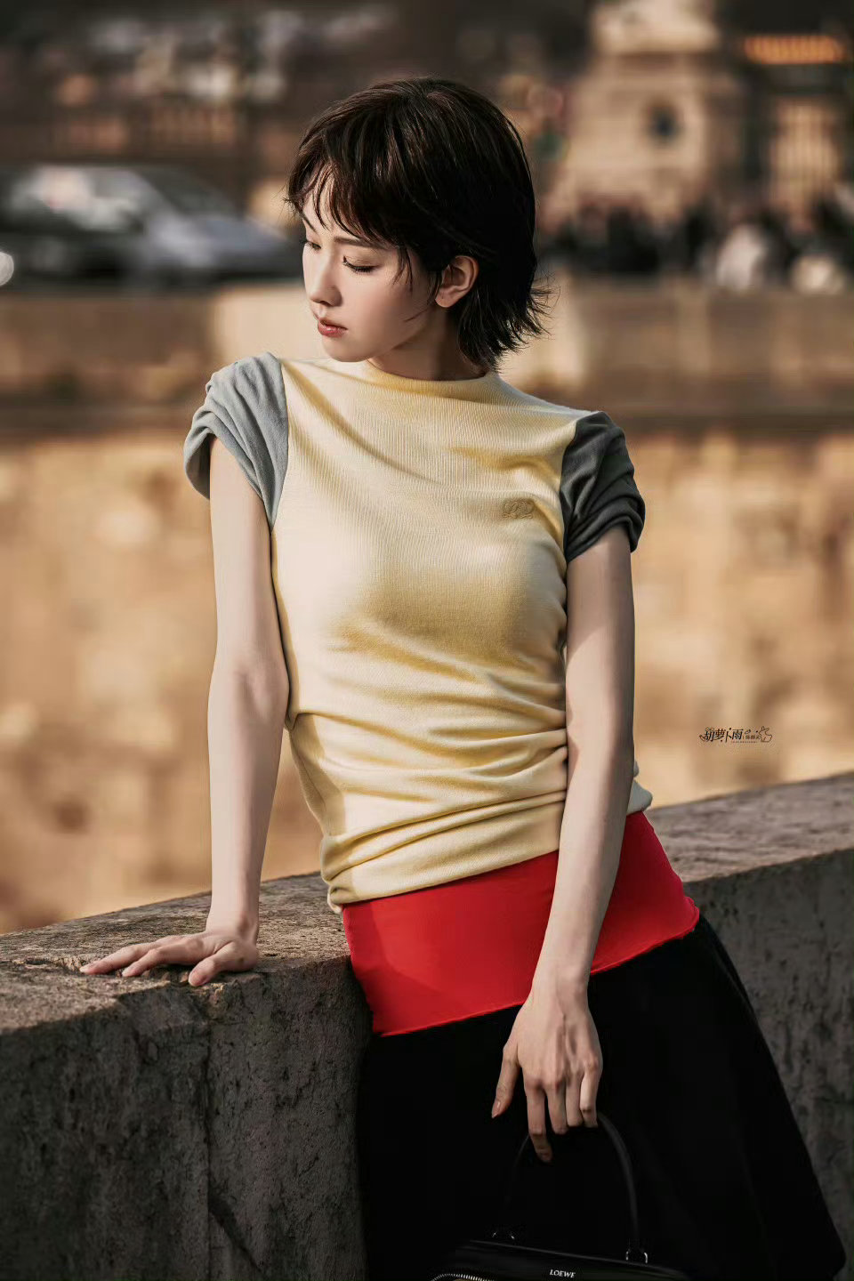 巴黎的春天下的陈都灵陈都灵短发状态微风拂过超短发，陈都灵在巴黎街头自在漫步。撞色