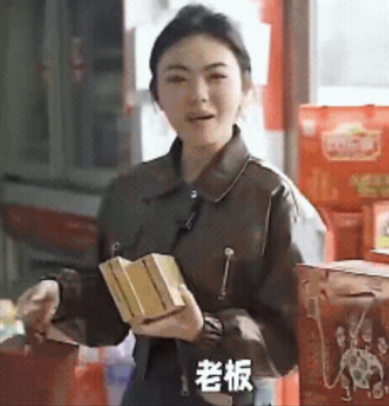 “真会算计！”一女子带着一男子去商场买包，男子在女子的撒娇下付了账。谁知第二天女