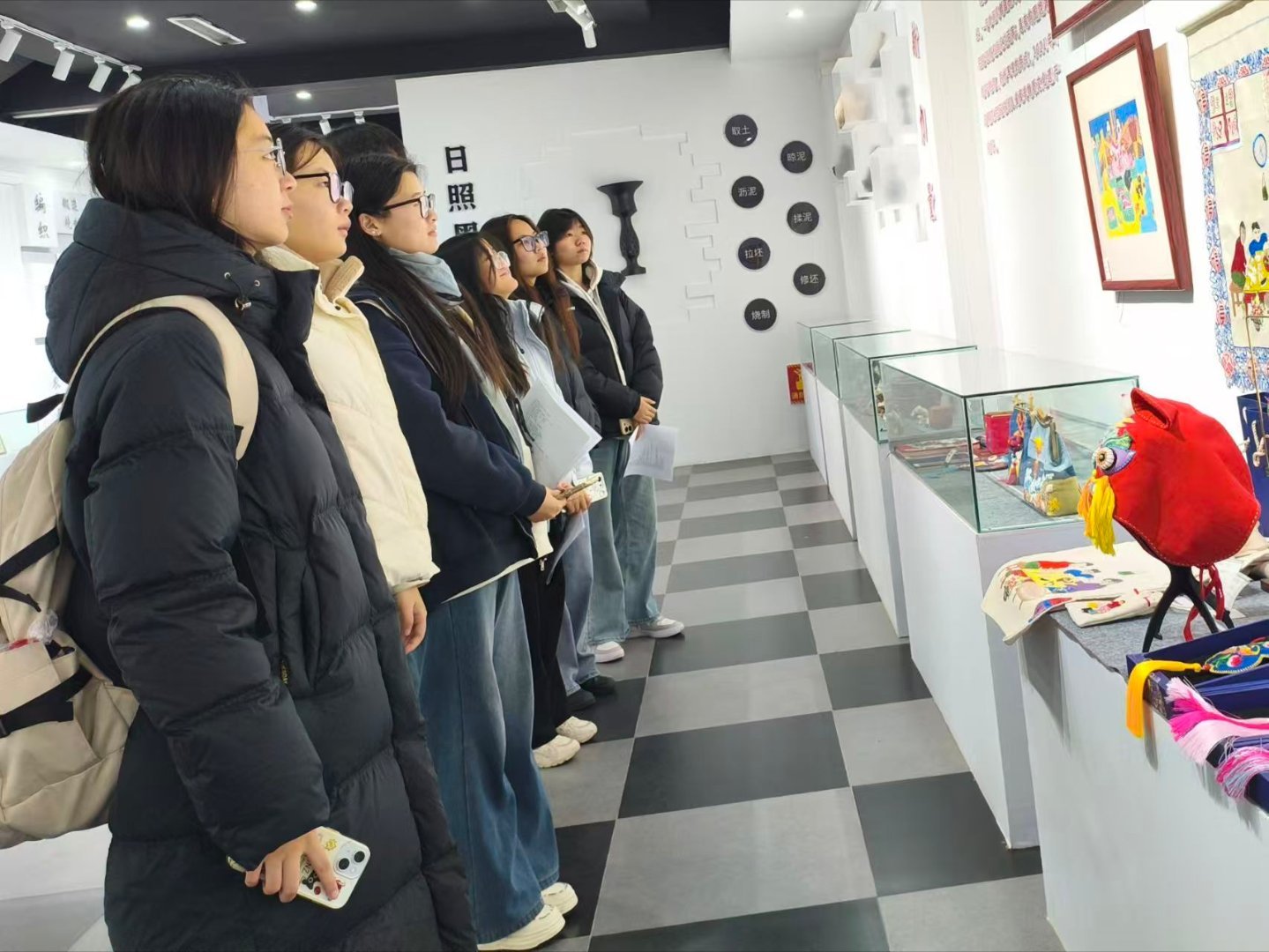 秦岭笑谈【镜头里的版画非遗：曲阜师大学子寒假走访日照、潍坊、启东三地 】 为深入