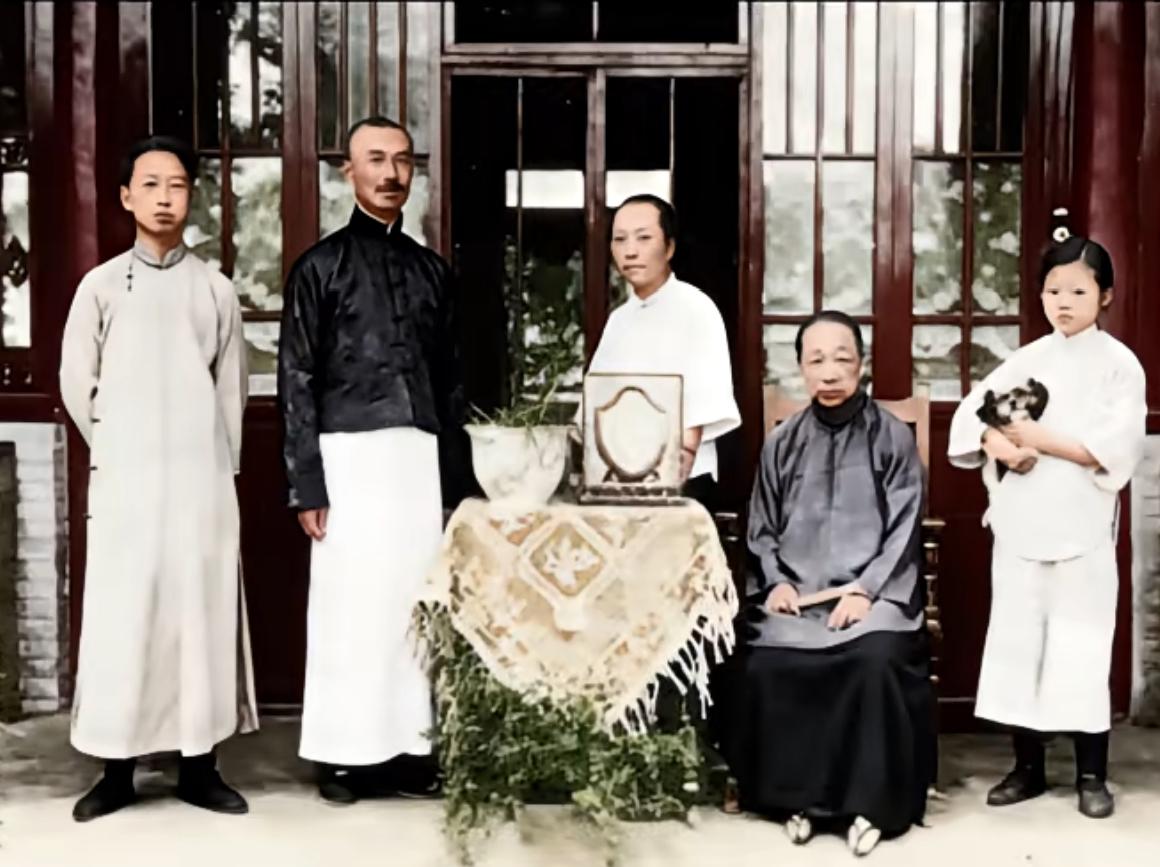 这是少年时代的钱学森和父母，以及蒋英的真实合影，都看看吧，这张老照片显得格外的罕