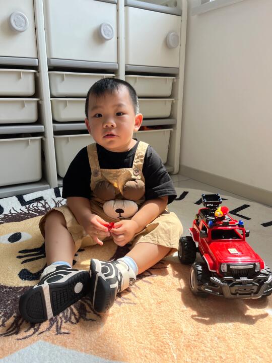 小朋友的快乐，有玩具就很开心！