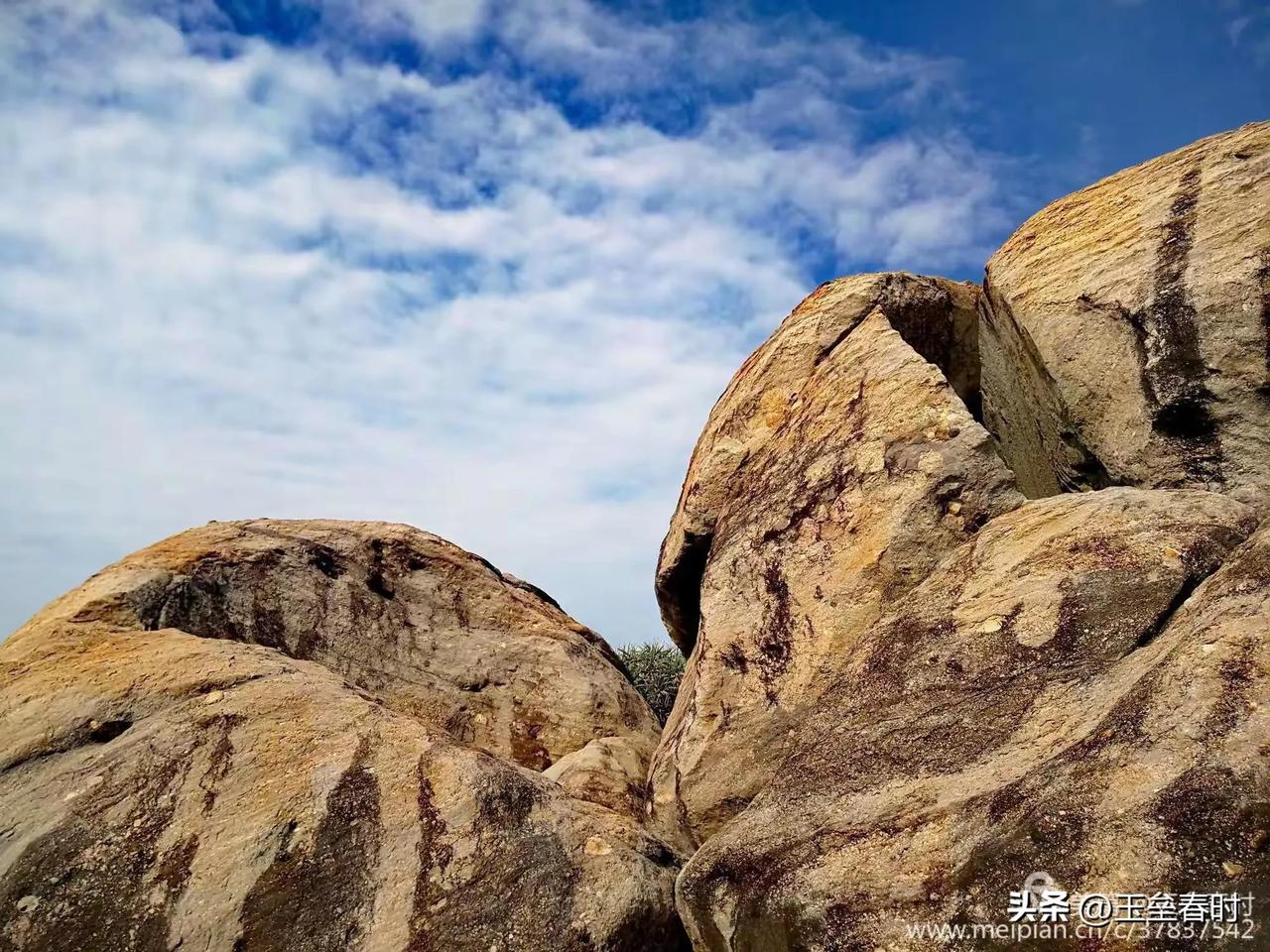 #上联：湖南湖北湖对湖， 下联：#我对的下联是：山东山西山连山！