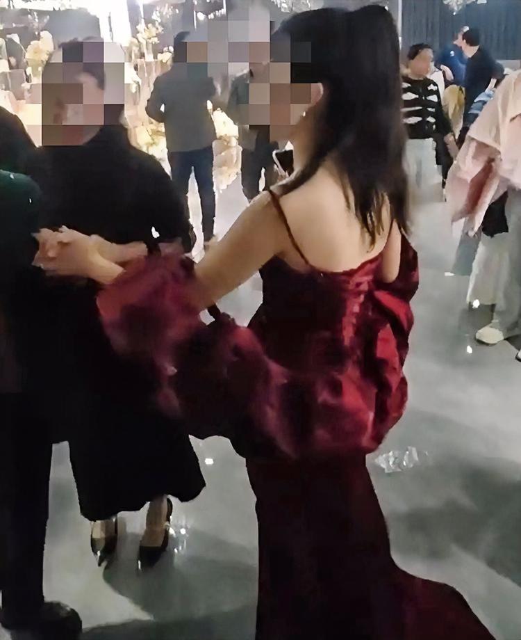 在最后悔的
应该是换敬酒服出来的新娘了吧
不是因为她不漂亮，也不是因为仪式不够，