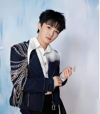 没结婚的男星在后台硬掏出一厚沓百元大钞。这五千六百块现金砸在除夕凌晨，直接撕开了