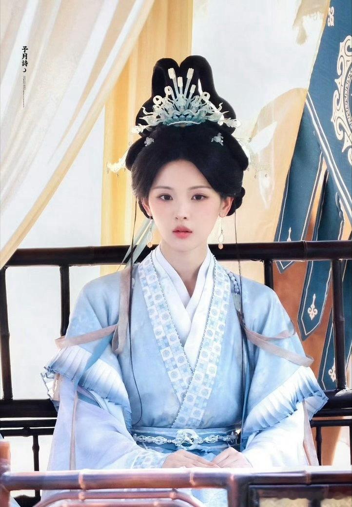 杨超越峨眉出妆精致的妆造细节尽显用心，清冷又温柔的气质完美适配古风设定，一眼就很