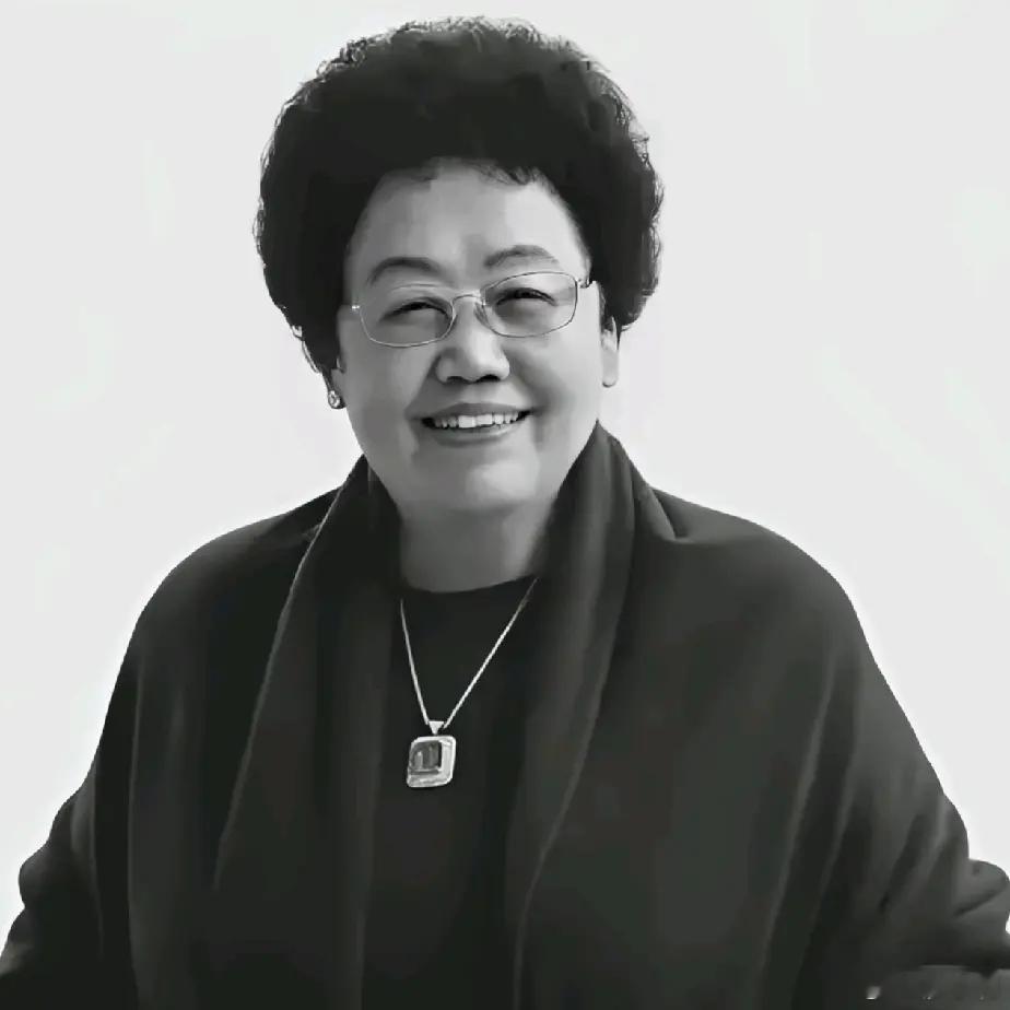 西游记众多演员雨中送别陈丽华2009年，沙僧闫怀礼走了。2017年，导演杨洁走了