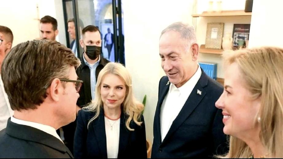 左图中的萨拉好像瘦身变漂亮了；
右图中内塔尼亚胡的状态好松弛，看得出夫妻两人很和