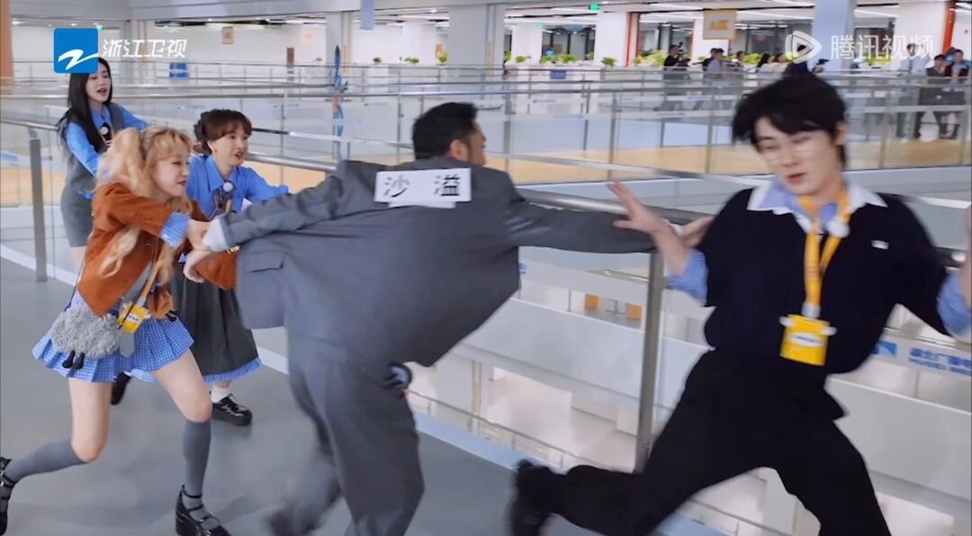 给我们张哥吓成R标了～[哈哈] ​​​