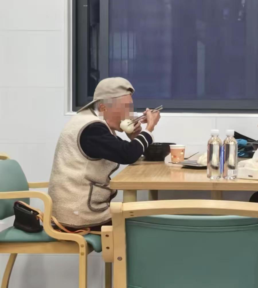 上海那个住楼道的90岁韩阿婆，有房子有退休金还有三个女儿，却没有人真心赡养她。二