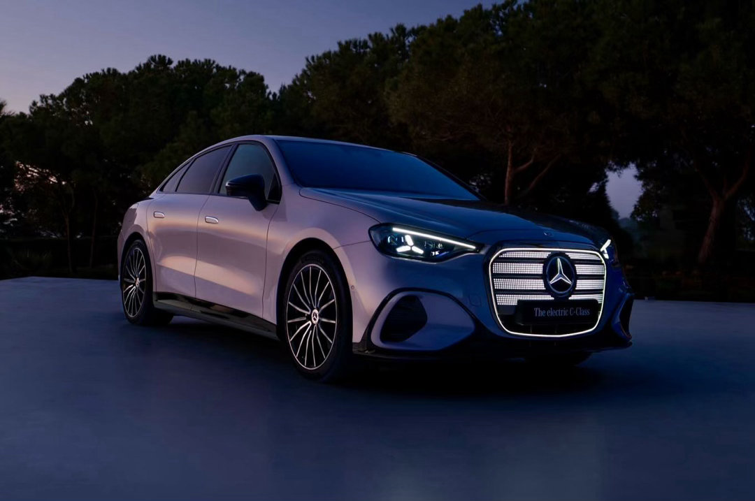 BBA在探索电动化时代全新设计语言的尝试均告失败后纷纷回头开始寻找历史遗产来重新