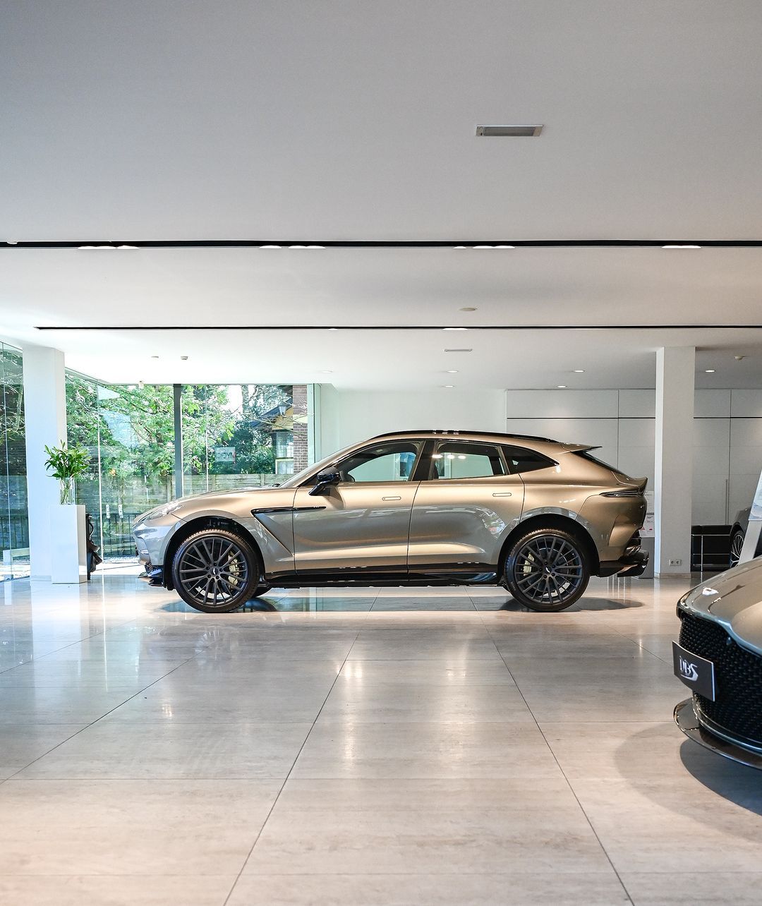 阿斯顿·马丁 DBX 707 ​​​