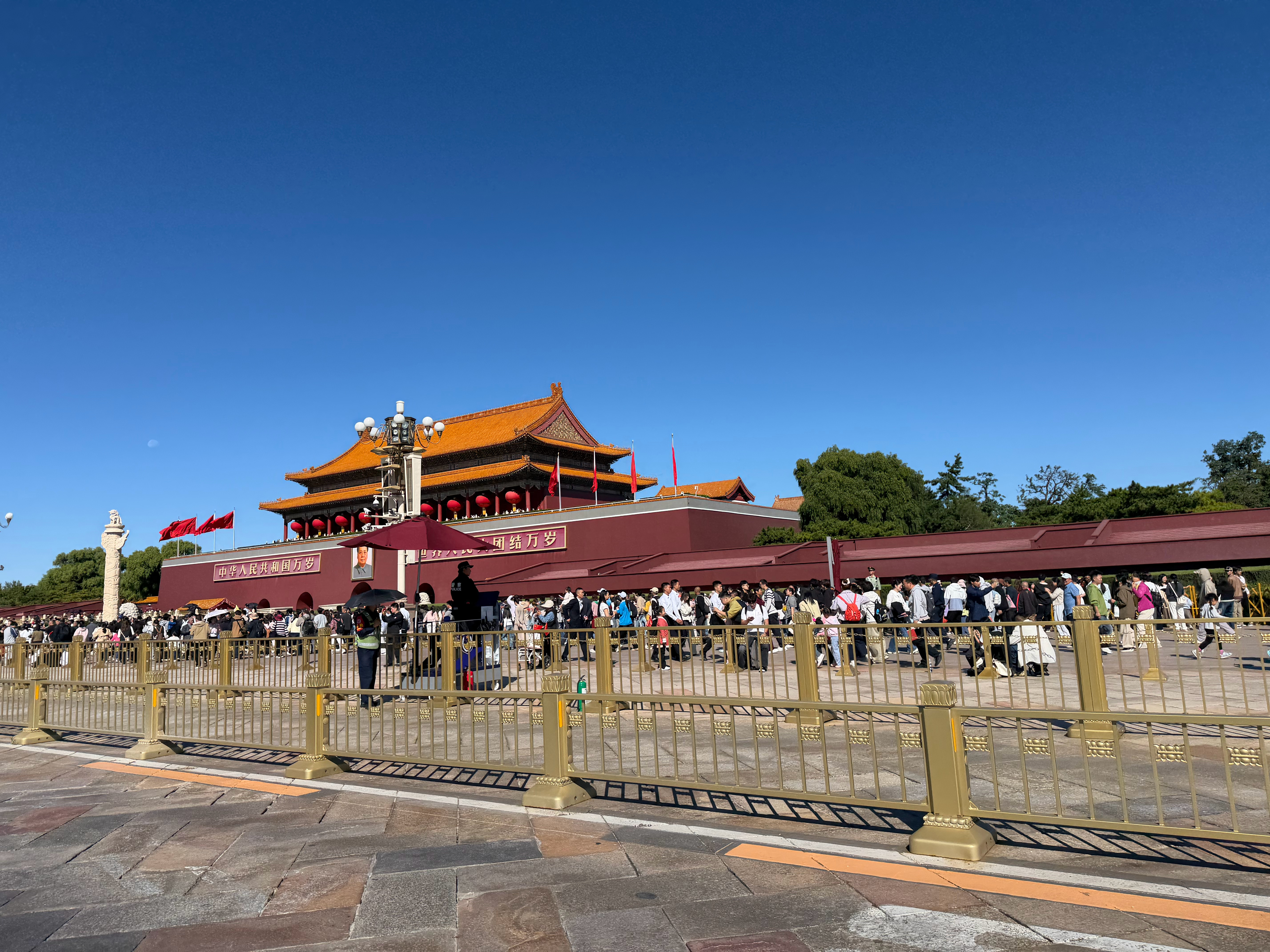 早上起来去天安门，20 分钟的路程开了 1 小时[允悲]大堵车 ​​​