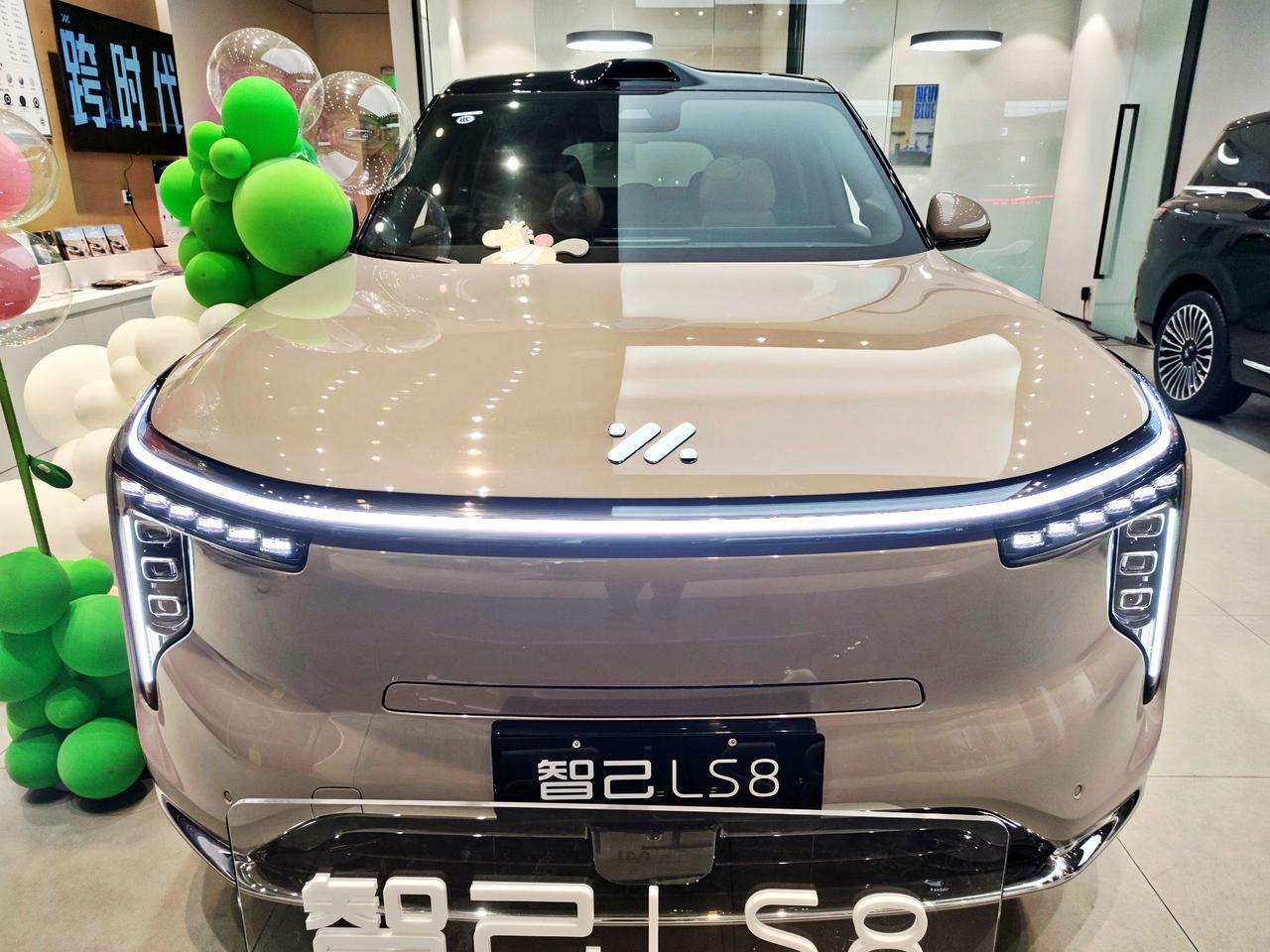 冠军一步之选《智己LS8》
   全新智己LS8由智己汽车打造，是上汽集团、张江