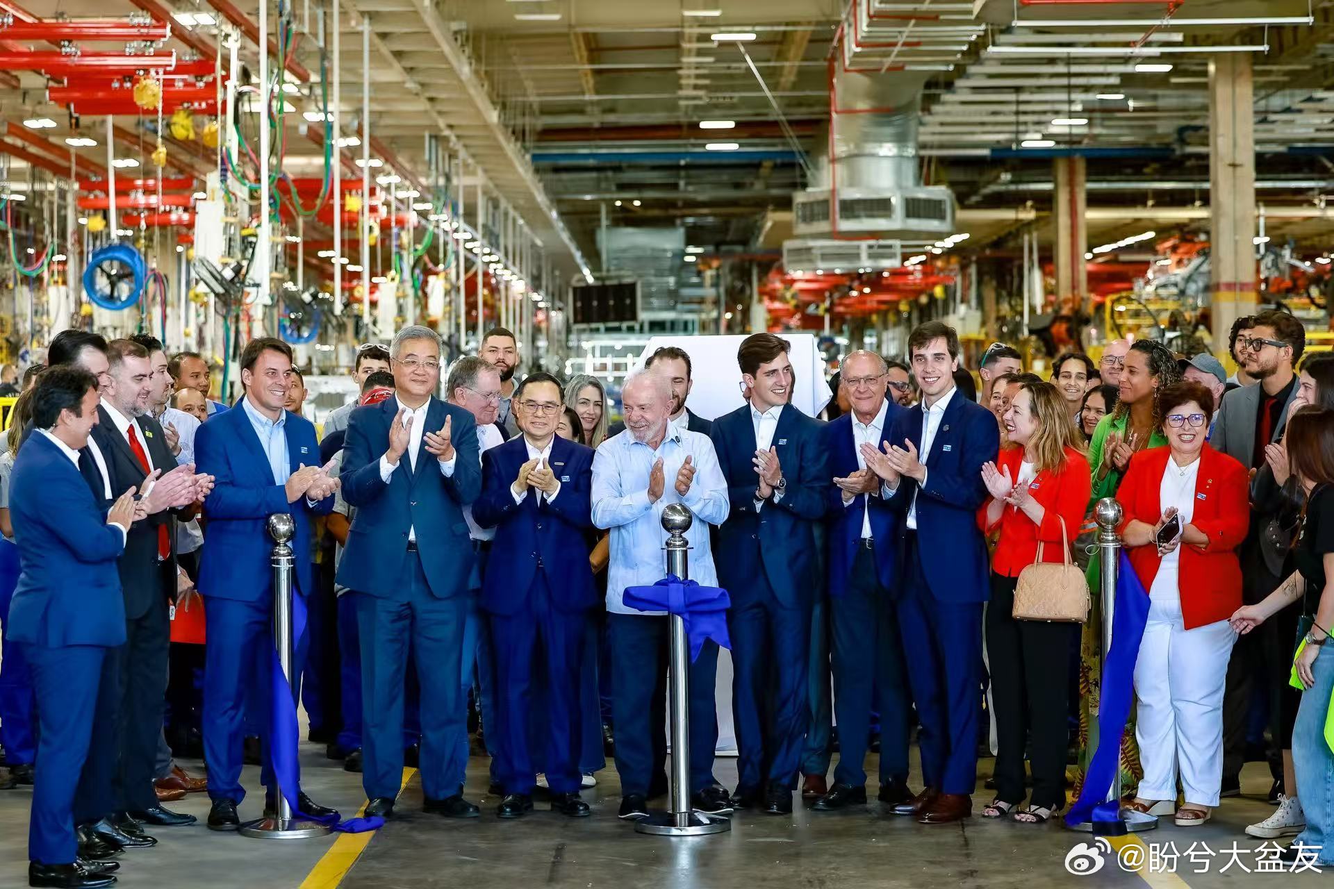 长安汽车巴西工厂正式投产，阿维塔11、06、07三款车同台亮相，还当场得到了卢拉