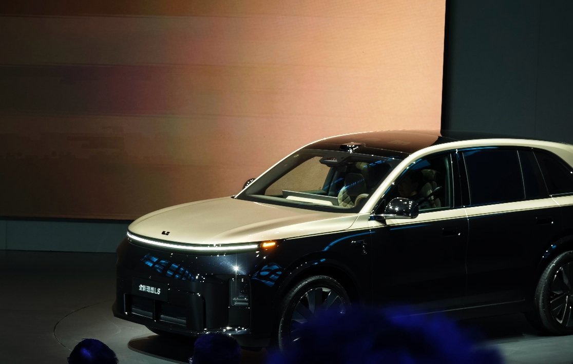 下个月理想所有 Livis 车型，也就是带 800 V 主动悬挂的车型都会推送一
