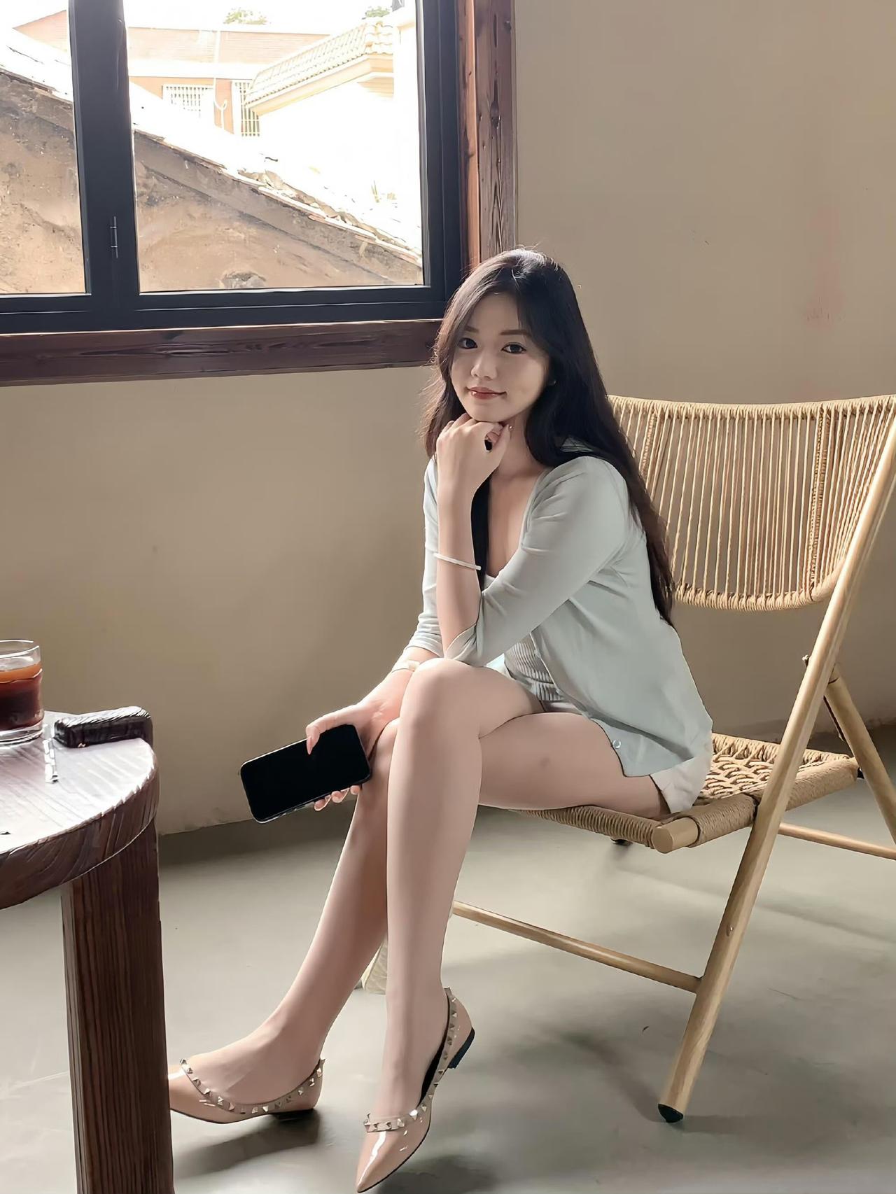 这套穿搭是“温柔松弛+清爽简约”的组合，特别适配舒适的室内休闲场景：
 
- 内