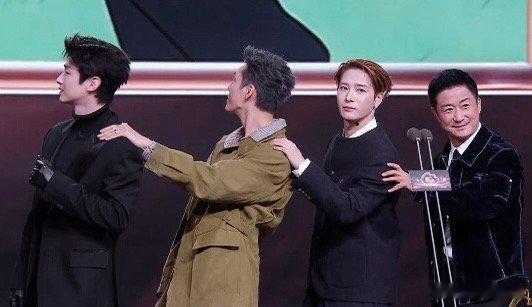 白敬亭陈伟霆王嘉尔模仿吴京 微博之夜名场面+1！吴京经典姿势火出圈，白敬亭、陈伟