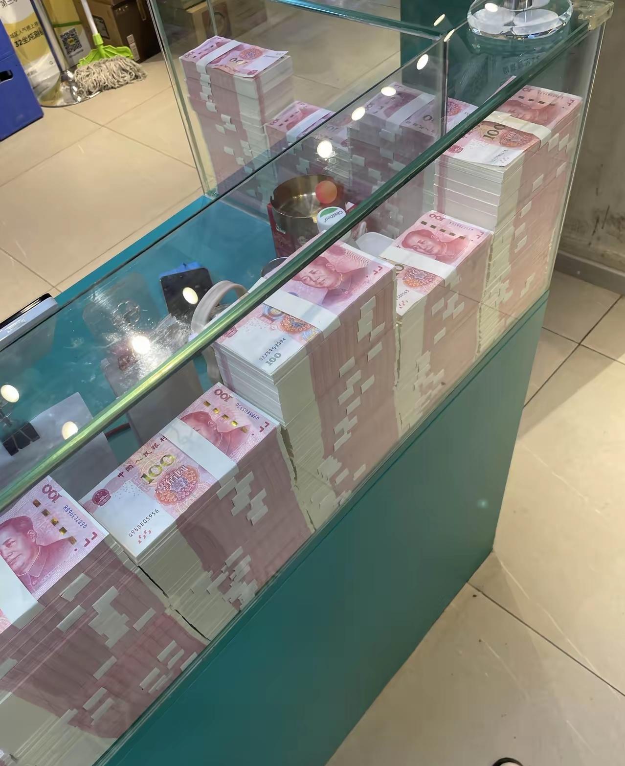 认识一个55岁的富婆，十年前离婚之后就没有再婚，但她身边常年却总是有几个20多岁