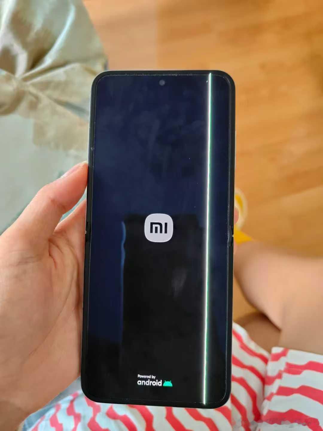 才买三个月的小米mixflip 今早被小鸡一口咬漏液对于这种柔性屏，一定要离尖锐