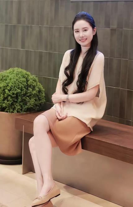 这位小姐姐不仅漂亮如花，笑容可掬，温润如玉，而且蛮有学识，文静优雅，目前在一个国