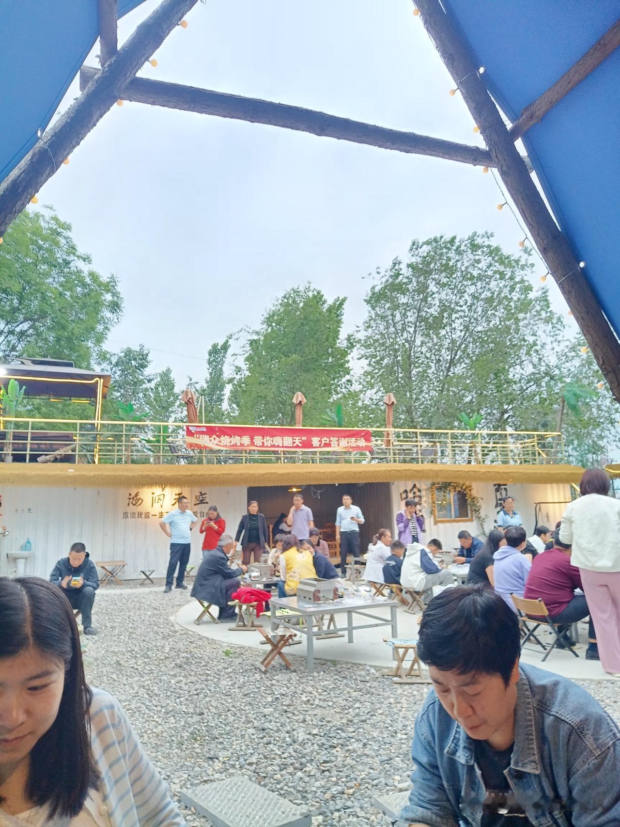 昨晚跟朋友喝酒，喝了三杯后没经得起他们的蛊惑，又晕晕乎乎地陪他们打麻将去了。
打