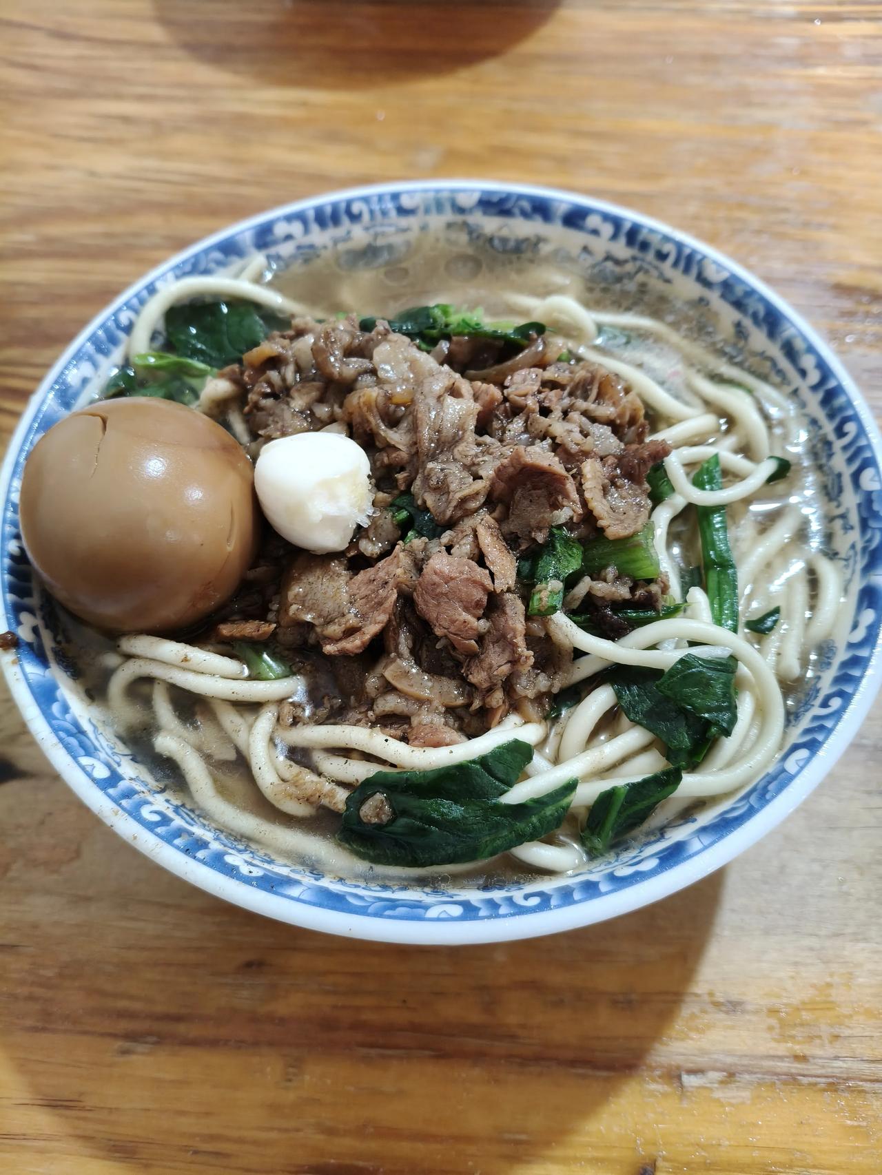 记录生活，记录此刻在我们晋南这叫“饸烙面”，这一碗是5元钱，是我今天中午的午餐。