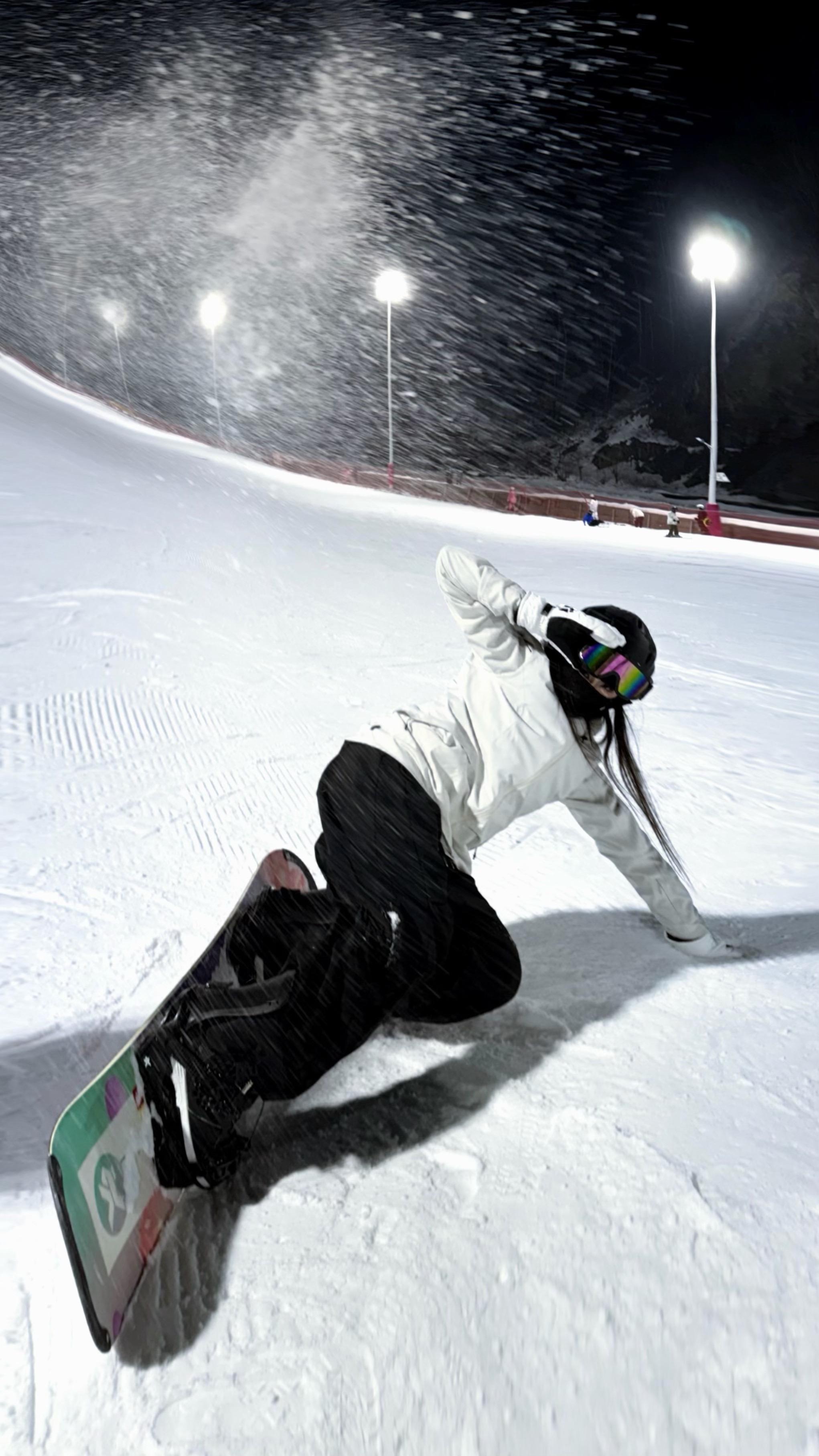 两脚踩个板子 崖都敢跳了🏂