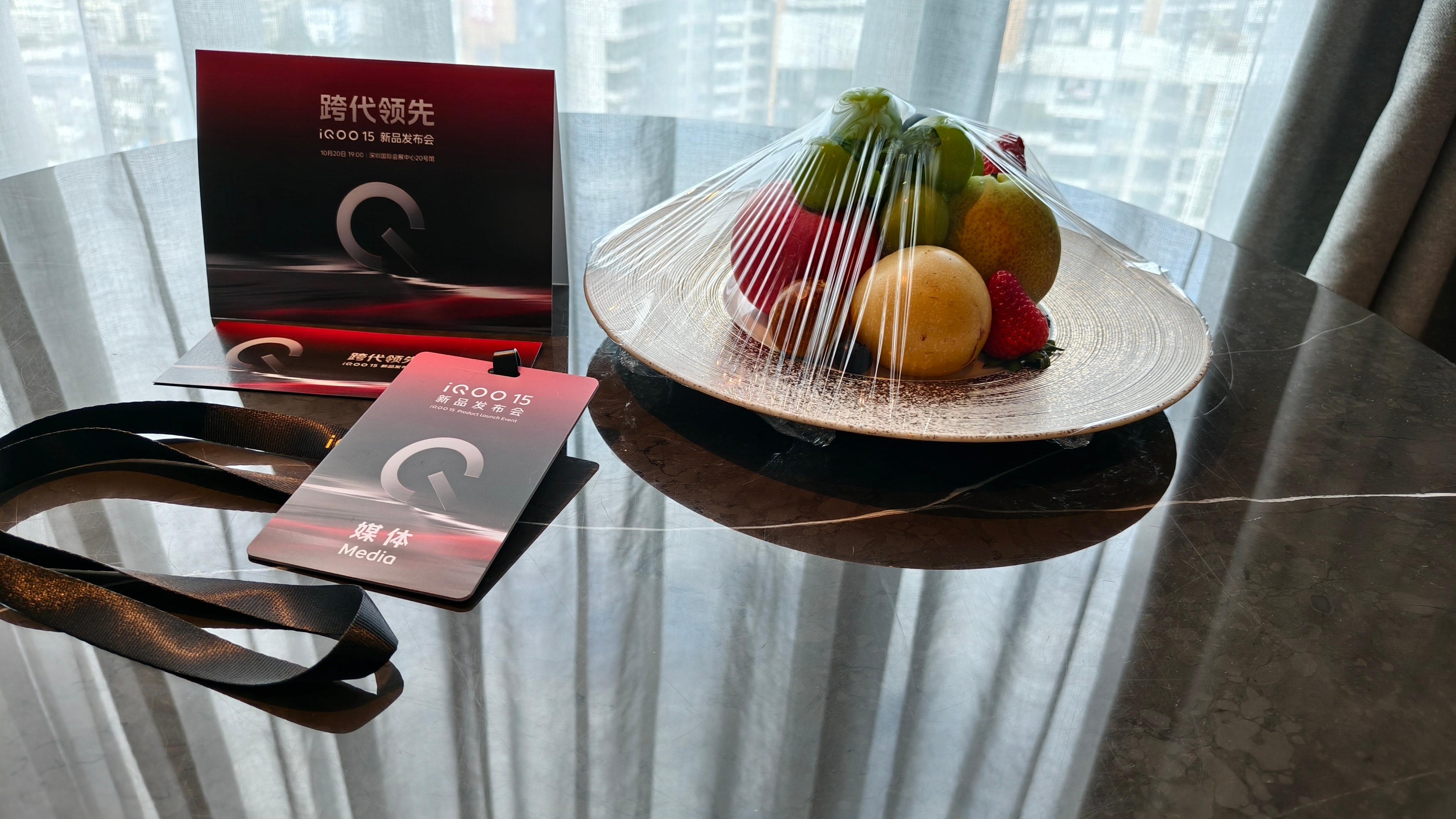 到深圳了，晚上去瞅瞅跨代领先的iqoo15 ，大家猜一个起售价格吧！前三个猜对的