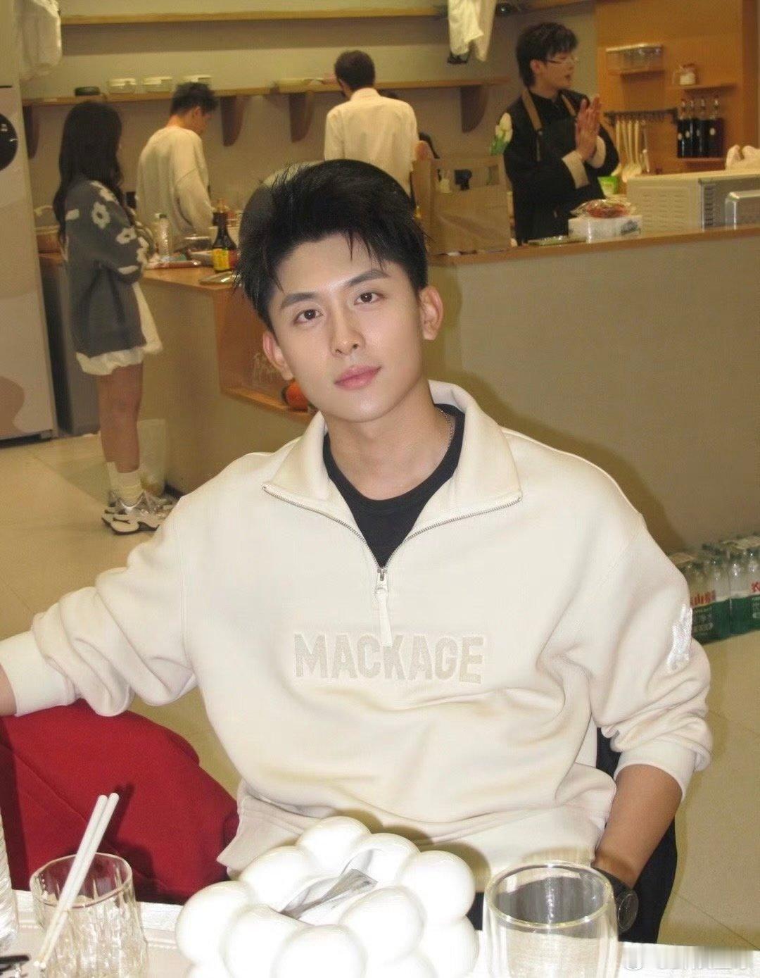 敖瑞鹏[超话]敖瑞鹏的脸张新成的嗓子声鸣远扬 张行健太会唱歌了！声音像张新成，长