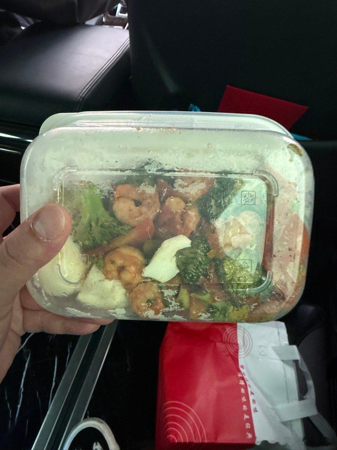 我妈，孩子，小狗，小猫，吃个减脂餐，幸福具象化了！但是我还是没学会怎么发红包呢