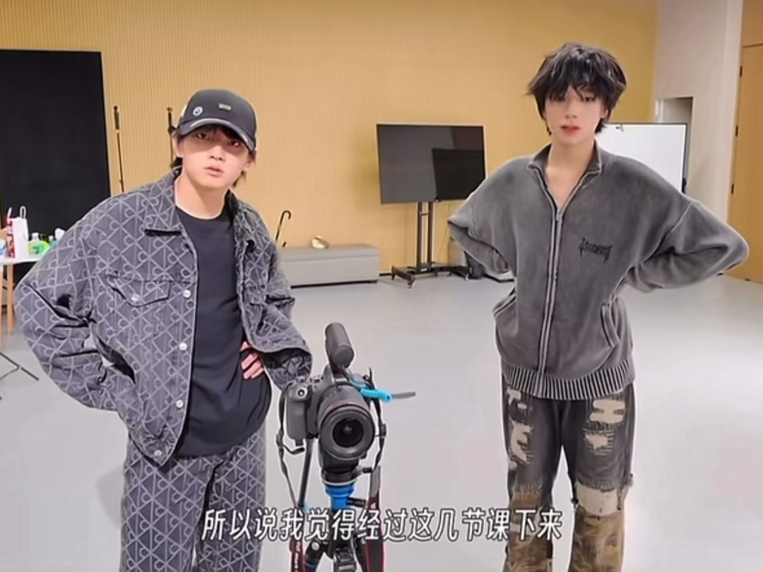 男孩子们雷霆大咳起来 