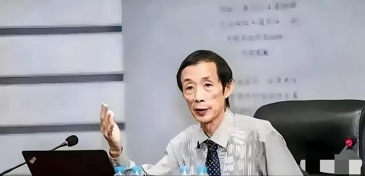 以“复旦大学教授陈平认为，中国过去40多年，在干部培训和大学教授队伍里，让西方价