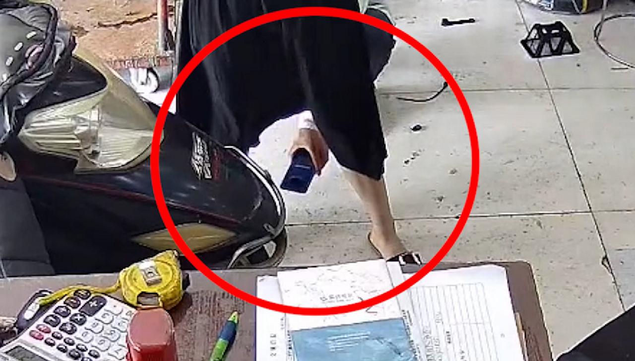 【 ，店老板：女子当场发现，已报警】7月4日，江苏苏州。一段监控拍下一女子在店铺