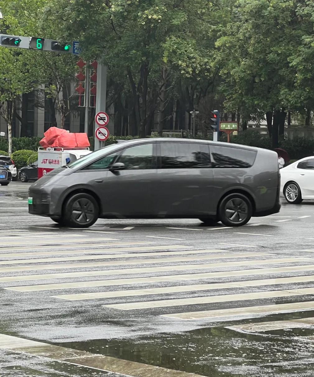 为什么看起来贼眉鼠眼的

路上看到了理想MEGA，为什么感觉那么像老鼠，可能是因