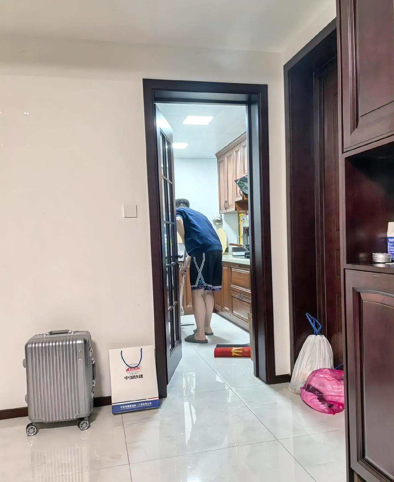 老公失业近一年了，没有任何收入。
我月入6000多，加上年底奖金，
一套小户型出
