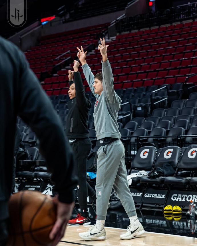 火箭先发：杜兰特亚当斯伊森阿门我贾哥开拓者先发：阿夫迪亚卡马拉西索科大根夏普火箭