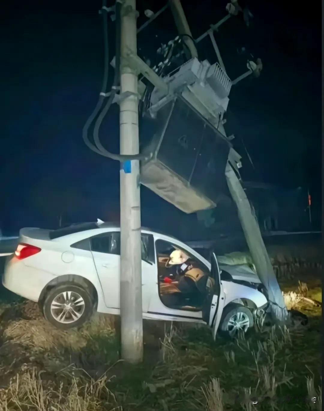 哦豁，这下闯大祸了，听说两电线杆上的那个大铁疙瘩值好几十万，这下废了，不知道这位