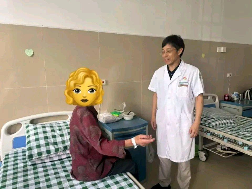 79岁阿婆20年酒瘾戒不掉，瘾头上来时甚至爬墙出去喝酒！医生在她体内植入了“戒酒