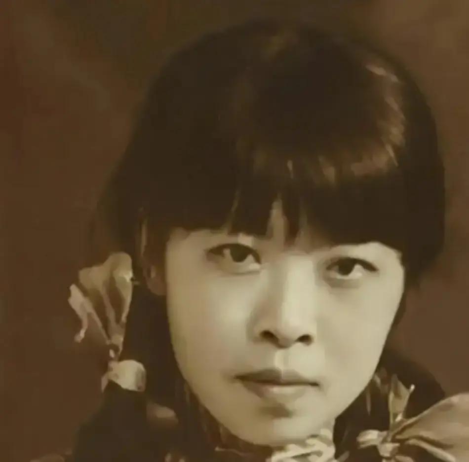 那年冬天，东北小城里一个日本老师木村突然失踪，学校门口直接贴出告示说他长期请假，