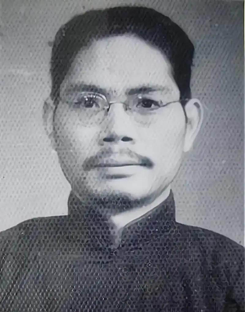 1949 年，地下党员马识途正准备回公馆，却看到保姆坐在门口，还警惕地盯着他，马