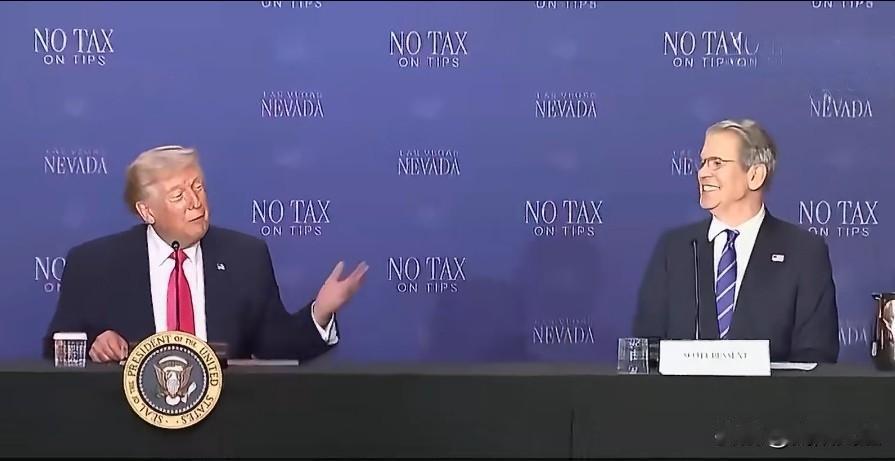 特朗普夸财长斯科特:“他现在可是个大明星了，走在街上，人们都尖叫着‘斯科特，斯科