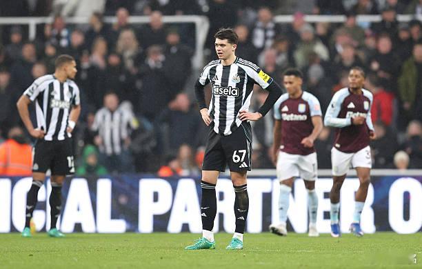 纽卡斯尔0比2阿斯顿维拉 伤停补时阶段，已经有纽卡斯尔球迷提前离场，实在看不下去