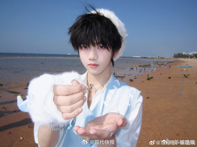 【#张函瑞海边自拍#】4月4日，发文：“这次出去看到了很美丽的海，还有可爱的小猫