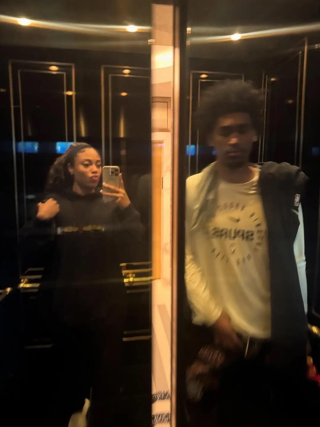 ❤️幸福️️！马刺新秀迪伦-哈珀Ins晒和女友的合影与球迷分享马刺新人迪伦-哈珀