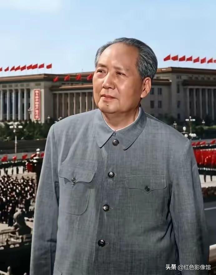 立于天安门广场之上，伟人目光深邃悠远。身后红旗漫卷、万众云集，一身朴素中山装尽显