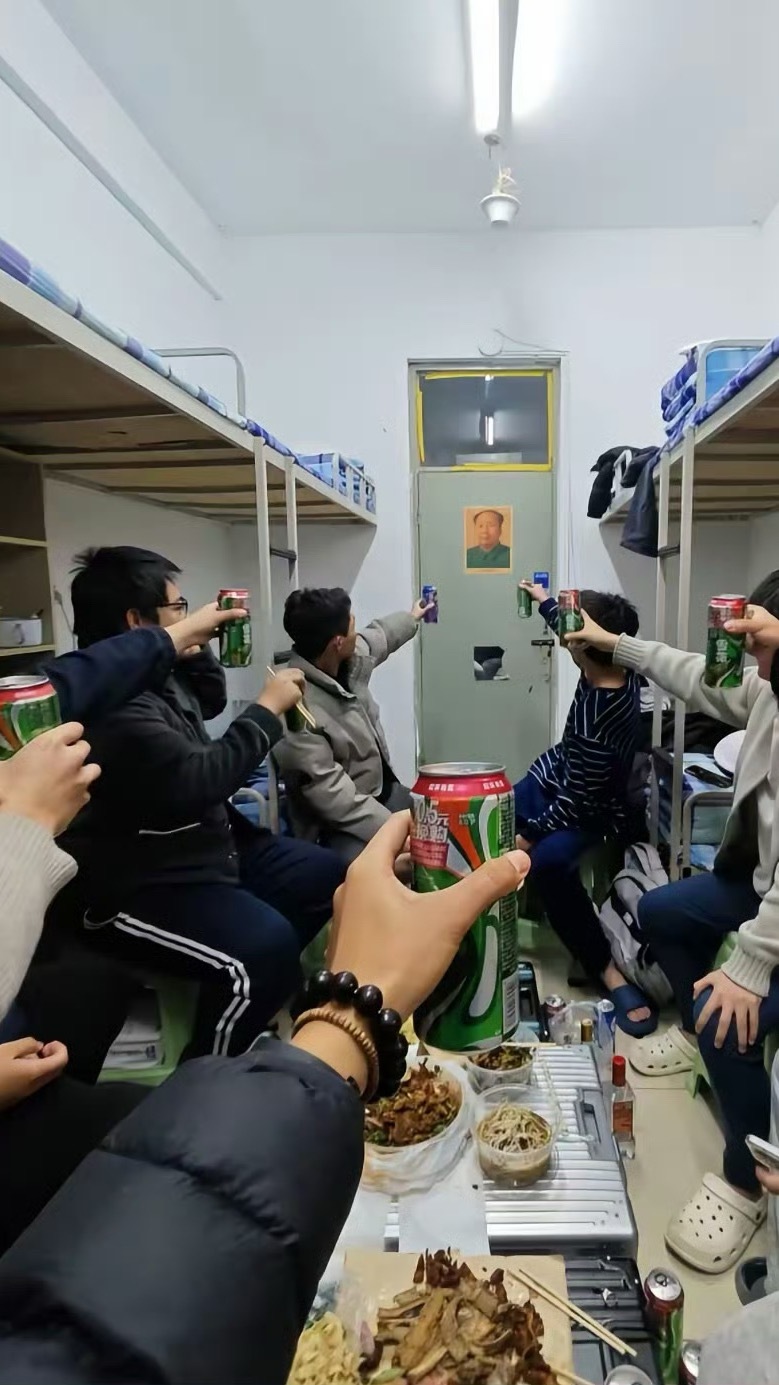 根正苗红的年轻人，举杯祝教员新年快乐 